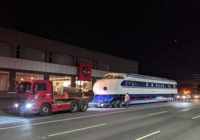 新幹線0系電車」台灣街頭奔馳網友驚嘆：千年一遇的奇蹟之照