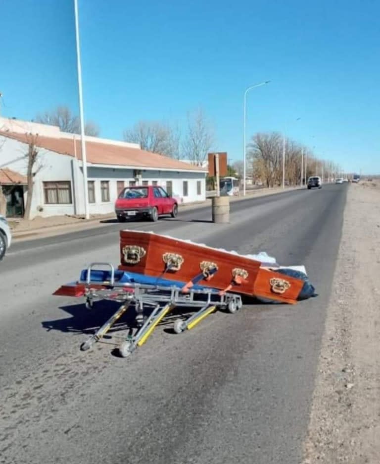 El tránsito fue interrumpido mientras las autoridades provinciales retiraban el ataúd y envolvían el cadáver que iba a ser enterrado. Fuente: @chechealumine.