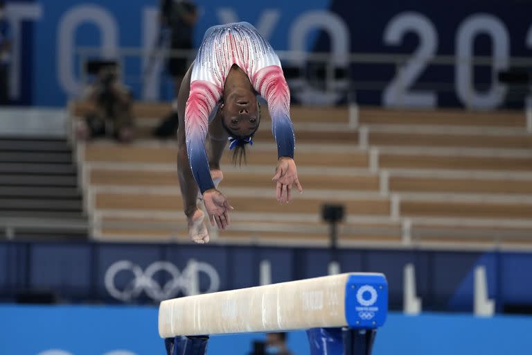 La gimnasta estadounidense Simone Biles durante su ejercicio de viga en la final individual 