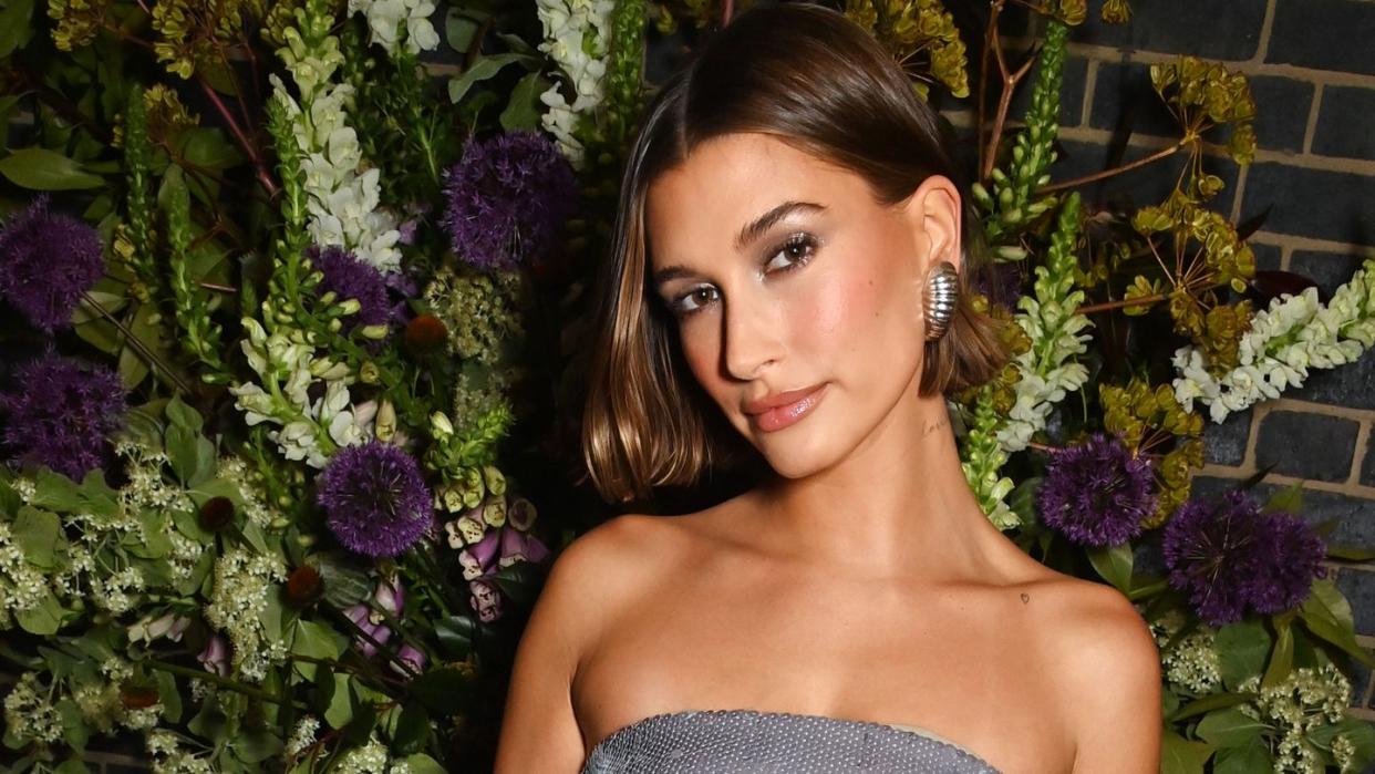 hailey bieber debuts new auburn hair colour