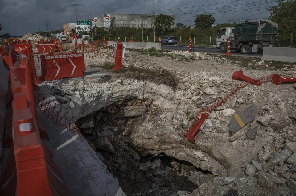 La entrada a una cueva debajo del recorrido propuesto para el Tren Maya en Playa del Carmen. (Alejandro Cegarra/The New York Times)