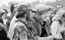 An diesem Tag verlor die Hippie-Bewegung ihre Unschuld, heißt es. Während des Auftritts der Rollings Stones beim Altamont Free Concert 1969 kam der afroamerikanische Zuschauer Meredith Hunter ums Leben - erstochen von einem Hells Angel. Die Bikertruppe wurde als Security eingesetzt. Hunter zog kurz zuvor eine Waffe. Bereits vor dem tödlichen Messerstich kam es immer wieder zu Schlägereien unter den 300.000 Rockfans. (Bild: Reg Burkett/Express/Getty Images)