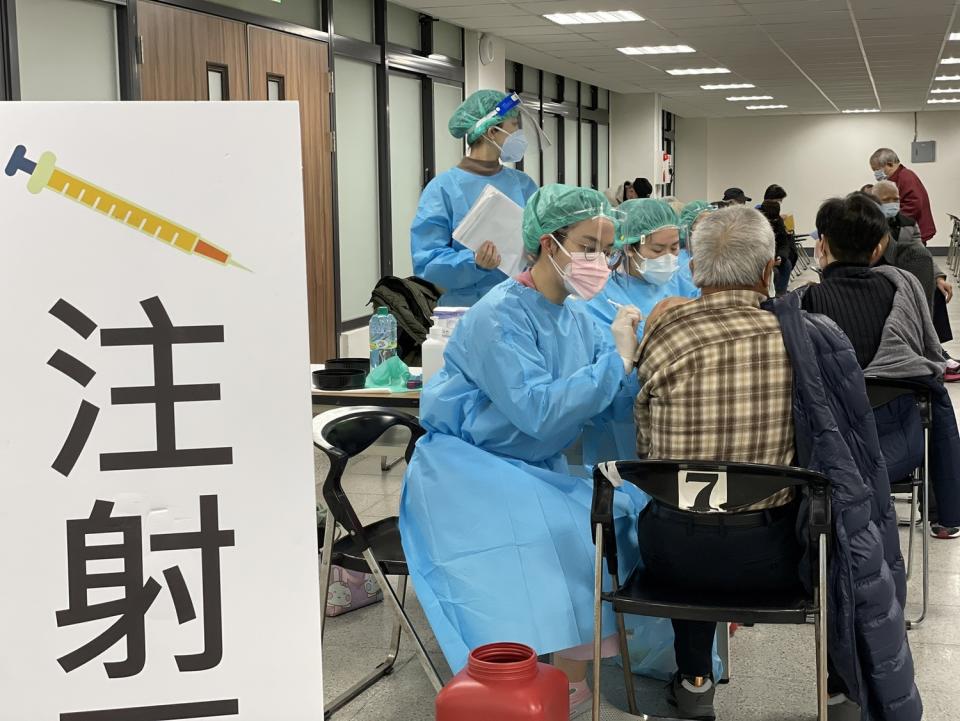 國內疫情升溫，民眾搶打第三劑。（圖為疫苗施打示意圖）   圖：新北市衛生局提供