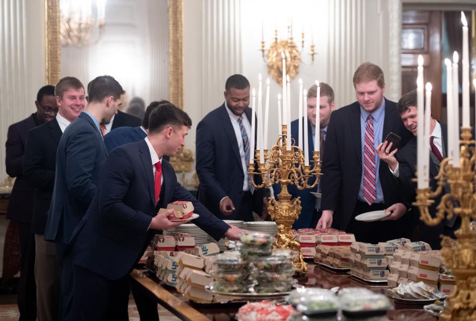 Jugadores de los Clemson Tigers ante la cena de comida rápida celebrada en su honor en la Casa Blanca.Foto: SAUL LOEB/AFP/Getty Images.