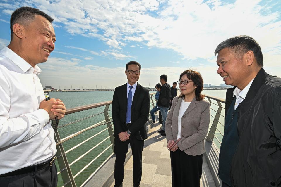 發展局局長甯漢豪與廣東省水利廳廳長王立新今日（27 二日）在廣州簽署 2024 年至 2026 年東江水供水的新協議。圖示甯漢豪（右二）其後到廣州南沙高新沙泵站參觀珠三角水資源配置工程，聽取相關項目代表介紹。旁為王立新（右一）和水務署署長邱國鼎（右三）。    （政府新聞處圖片）