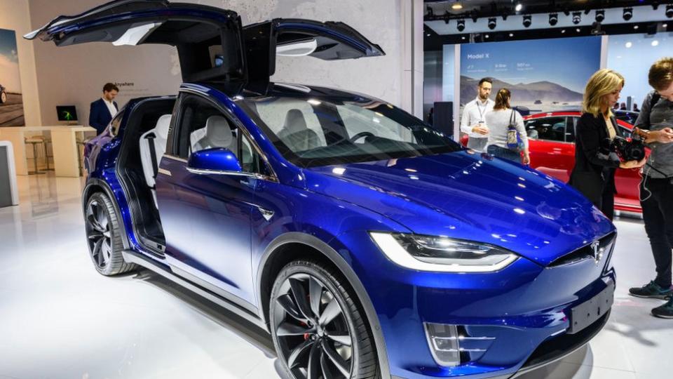 Auto Tesla modelo X 90D en una exhibición en Bruselas.