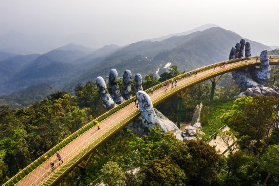 壯觀魔幻的黃金佛手橋，就位在巴拿山上。