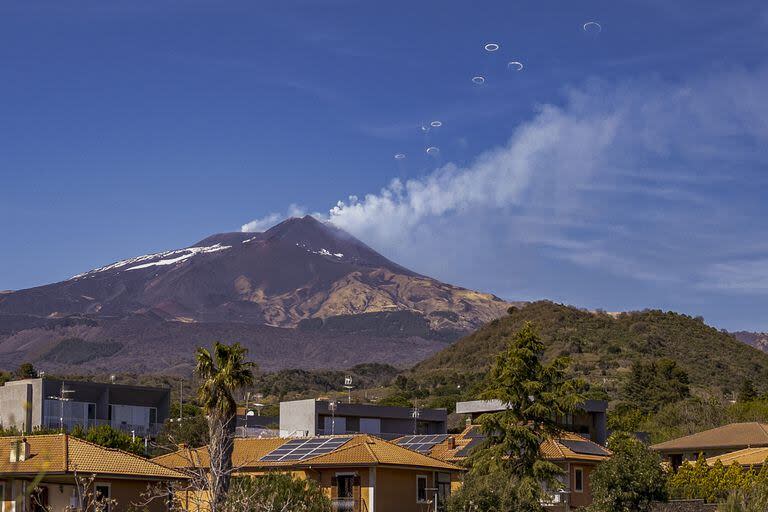 El fenómeno en el volcán Etna, en Sicilia. (AP/Giuseppe Di Stefano)