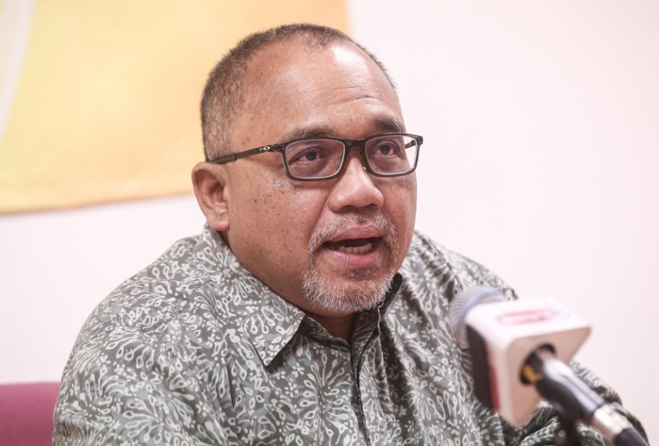 Perak Speaker Datuk Mohammad Zahir Abdul Khalid speaks during a press conference at Perak Secretariat Building in Ipoh December 19, 2022. — Picture by Farhan Najib