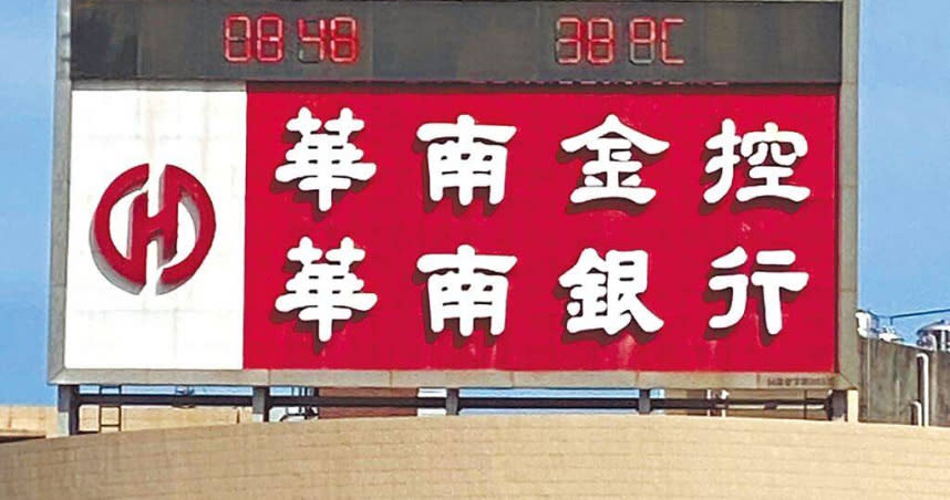 新北市淡水區23日上午8時許，戶外溫度顯示已達38℃。（圖／民眾提供／張鎧乙新北傳真）