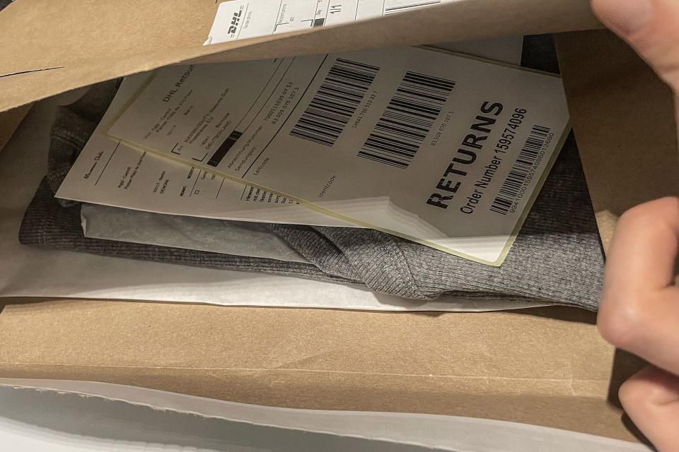 Las empresas textiles tratar de reducir el uso de plástico y lo sustituyen por papel o cartón. Foto: Bloomberg.