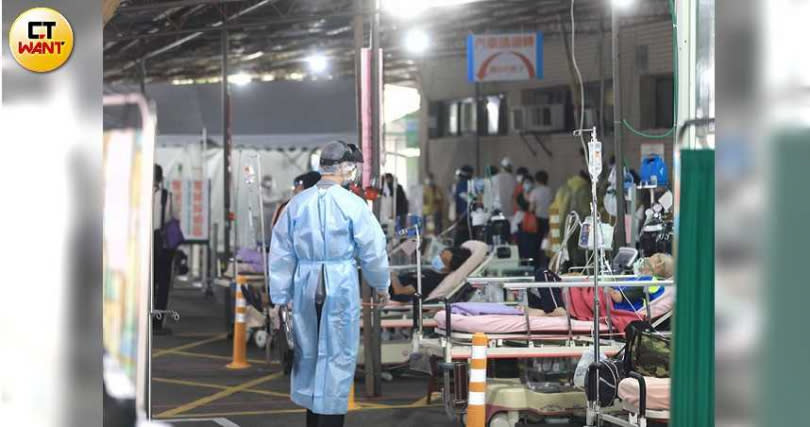 衛福部部立台北醫院急診室戶外臨時搭設鐵皮棚架收治病患，顯見醫療資源的吃緊。（圖／周志龍攝）