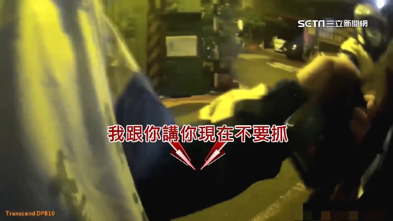 拒檢騎士咬傷員警，路過民眾出面幫忙將其壓制。