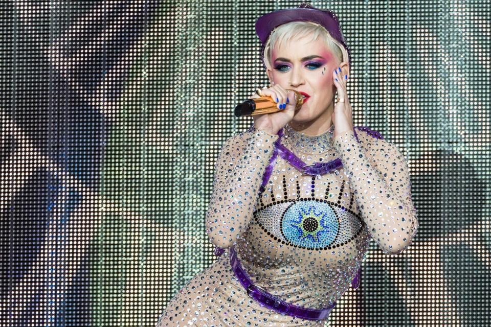 Eigentlich hätte Katy Perry als Stargast bei der Victoria's Secret Fashion Show in Shanghai Ende November 2017 auftreten sollen, doch daraus wurde nichts. Denn bei einem Konzert in der taiwanesischen Hauptstadt Taipeh hatte die Sängerin vor zwei Jahren ein Sonnenblumenkleid getragen - ein Jahr zuvor waren die Blumen zum Symbol der taiwanesischen Unabhängigkeitsbewegung geworden.