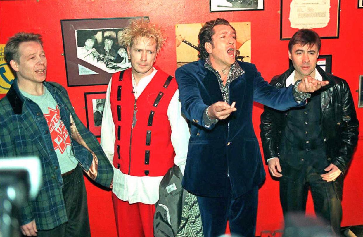 Les membres des Sex Pistols en 1996 à Londres. De gauche à droite : Paul Cook, John Lydon, Steve Jones et Glen Matlock. - Johnny Eggitt - AFP