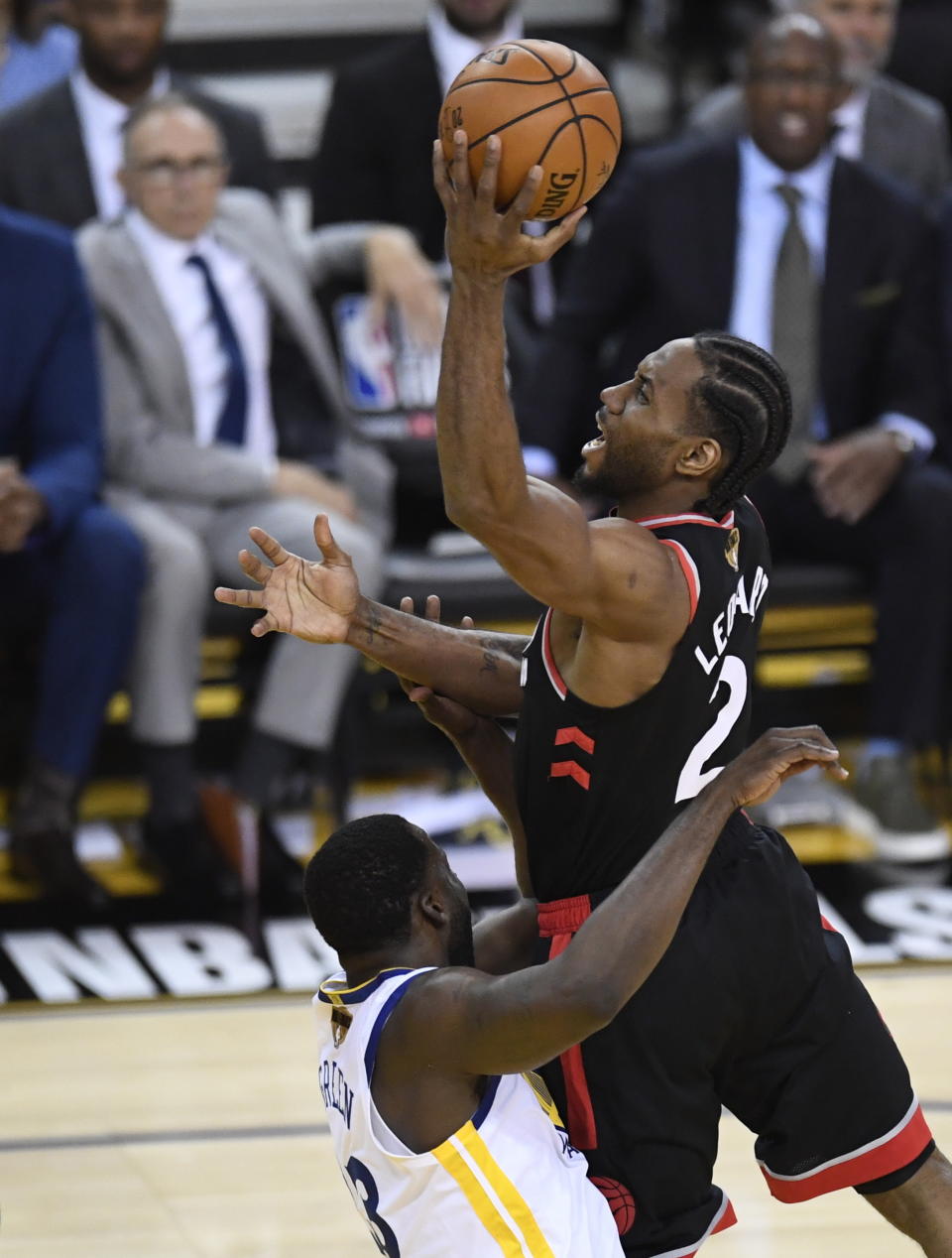 Toronto Raptors forward Kawhi Leonard (2) drives for the basket as Golden State Warriors forward Draymond Green (23) defends during the first half of Game 3 of basketball’s NBA Finals, Wednesday, June 5, 2019, in Oakland, Calif. (Frank Gunn/The Canadian Press via AP)