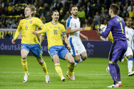 (L-R) Sweden's Emil Forsberg and Zlatan Ibrahimovic, the Czech Republic's Tomas Sivok and goalkeeper Tomas Vaclik in action during the friendly international soccer match at the Friends Arena in Stockholm, Sweden March 29, 2016. REUTERS/Fredrik Sandberg/TT News Agency