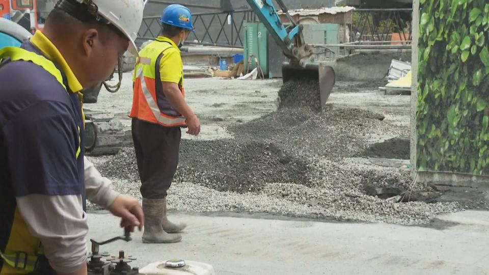 台南市一處新建工地疑因施作連續壁工程不慎，導致路面塌陷。