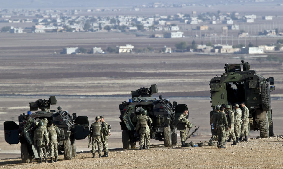 Türkische Soldaten beobachten im November 2014 von der Grenze aus das umkämpfte Kobanê (Bild: AP Photo/Vadim Ghirda)