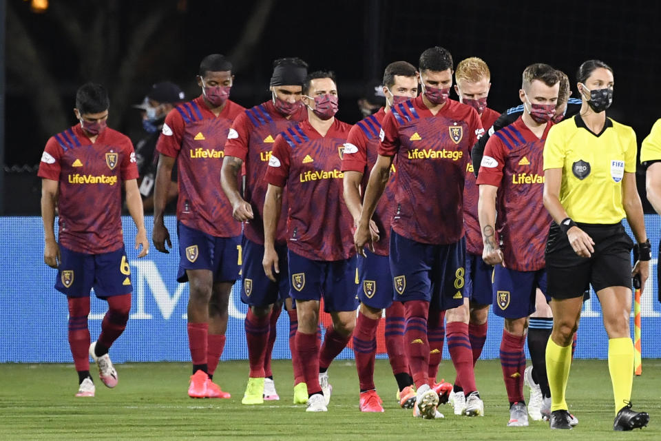 Jugadores del Real Salt Lake saltando al campo para jugar un partido.