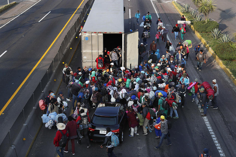 Migrantes centroamericanos que viajan en una caravana hacia Estados Unidos se suben a un camión en el estado de Querétaro, México, el domingo 11 de noviembre de 2018. (AP Foto/Marco Ugarte)