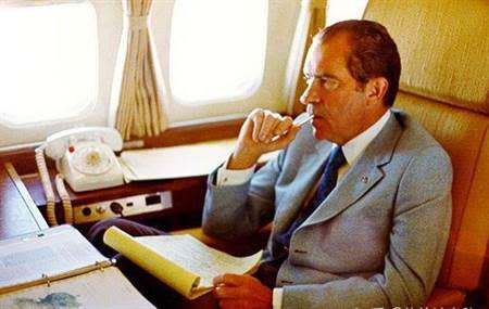 尼克森搭總統專機前往中國途中。（圖／網路）