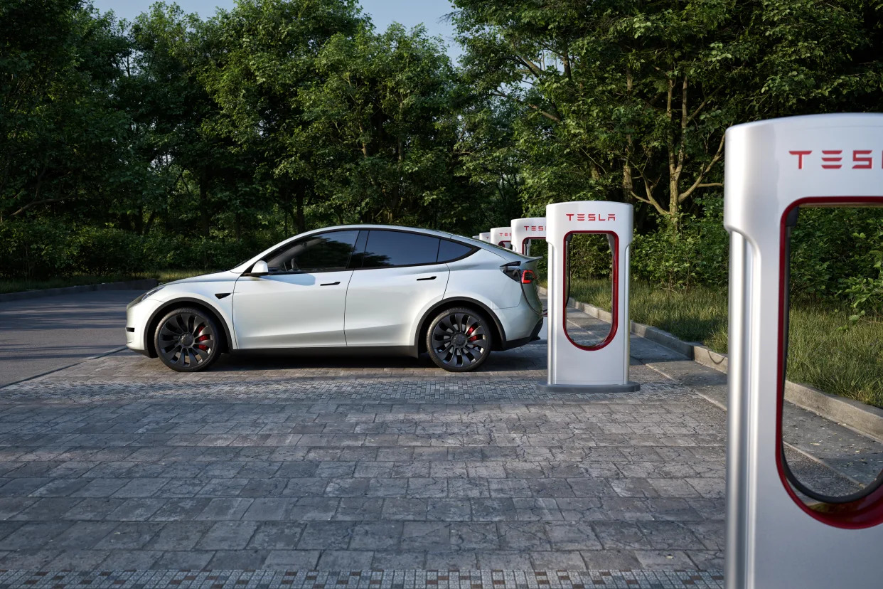 Tesla Advierte Sobre el Truco de cargar con toalla mojada con dos meses de retraso