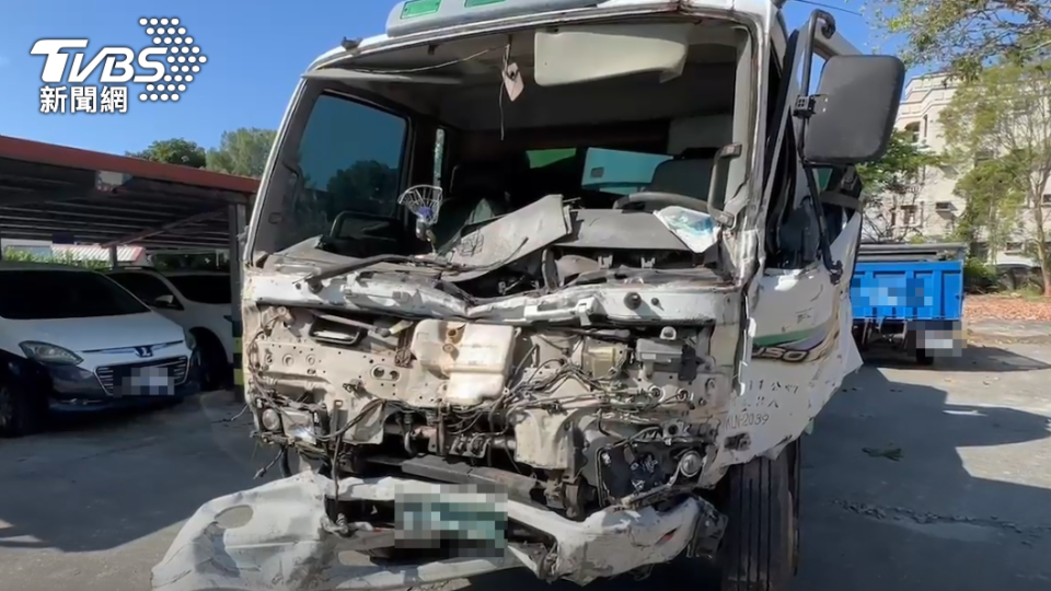 遭撞擊的大貨車車頭嚴重毀損。（圖／TVBS）
