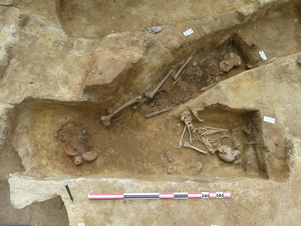 Cross-checking of two burials from the excavation of the Boulevard de Port-Royal in Paris in 2023. The burials of a large necropolis, located south of Lutèce in the 2nd century AD, have been unearthed . © Camille Colonna, Inrap