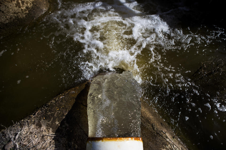 Agua subterránea bombeada hacia una zanja de riego en Fabens, Texas, el 9 de abril de 2015. (Max Whittaker/The New York Times).