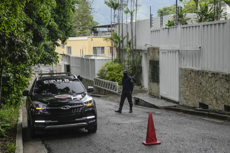 Una patrulla de la policía estacionada afuera de la embajada de Argentina, donde algunos miembros de la oposición venezolana están asilados, en Caracas, Venezuela, el miércoles 31 de julio de 2024. (AP Foto/Matías Delacroix)