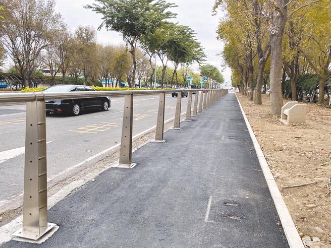 嘉義市自由路新闢建自行車道，緊鄰快車道，部分路段用鐵欄杆當護欄。（廖素慧攝）