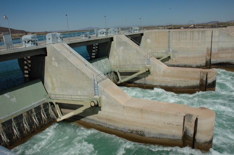 奔騰的科羅拉多河水提供流域七州人民的生活和生產用水。（記者丁曙／攝影）