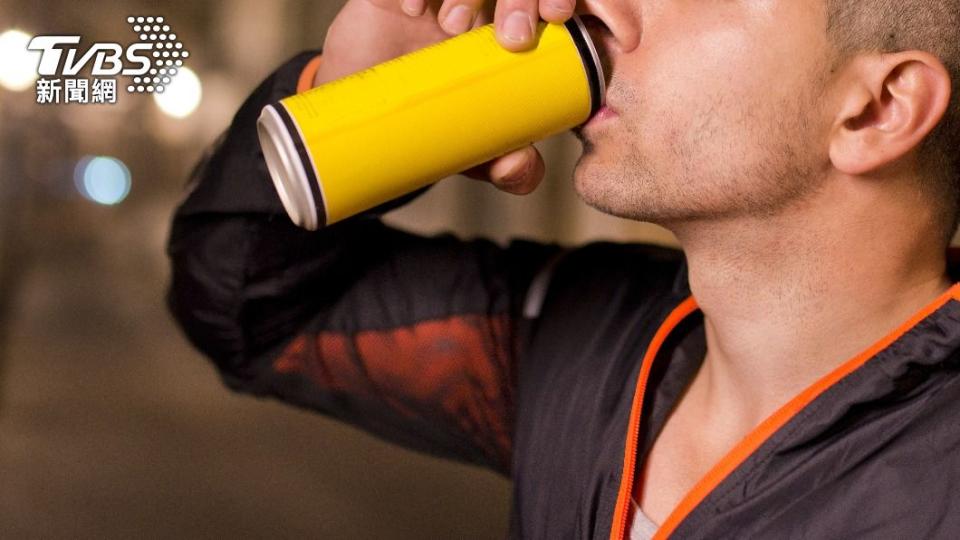 男大生每天喝下4罐能量飲料。（示意圖／shutterstock達志影像）
