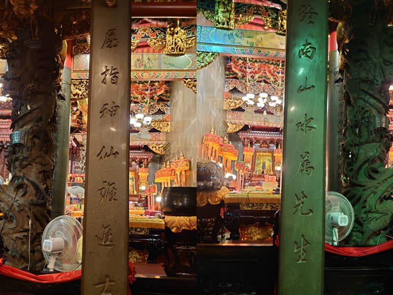 指南宮正殿第一對對聯與台灣百年黃家有淵源。 （圖／記者鍾志鵬攝影）