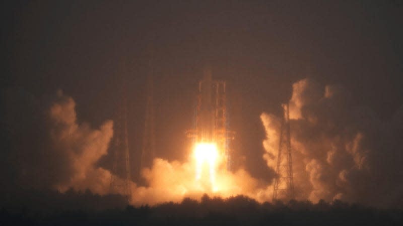 The Long March 5, carrying China’s Chang’e-6 lunar mission, lifting off from the Wenchang Satellite Launch Center in south China’s Hainan province Friday, May 03, 2024. - Photo: FeatureChina (AP)