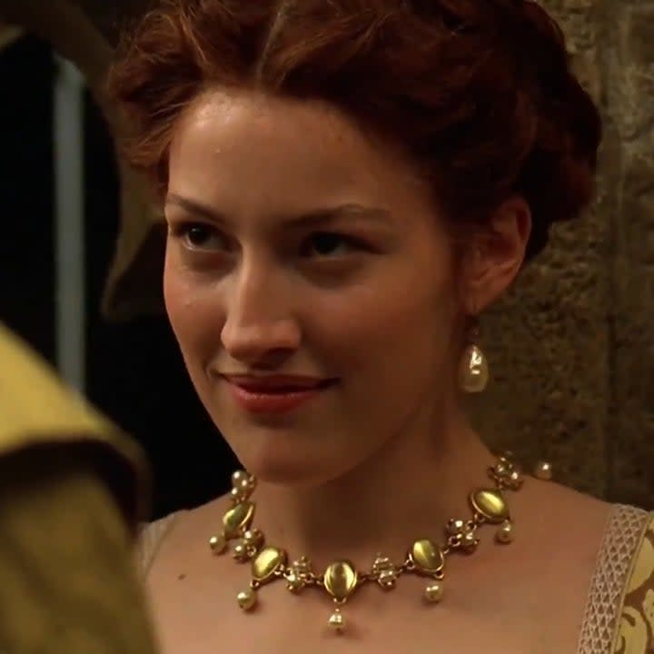 Kelly Macdonald in Elizabeth, wearing an elaborate necklace