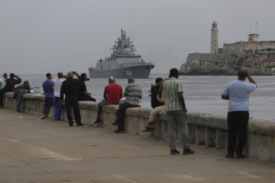 La gente observa cómo la fragata Almirante Gorshkov de la Armada rusa llega al puerto de La Habana, Cuba, el miércoles 12 de junio de 2024. (AP Foto/Ariel Ley)