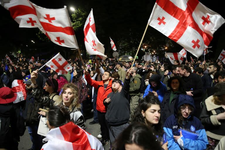 Una protesta en contra de una ley sobre medios de prensa, frente a la sede del parlamento en Tiflis, Georgia, el 13 de mayo de 2024. (Foto AP/Zurab Tsertsvadze)