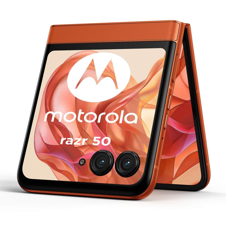 <p>Alleged leaked product images of Motorola’s 2024 foldable phone.</p>
