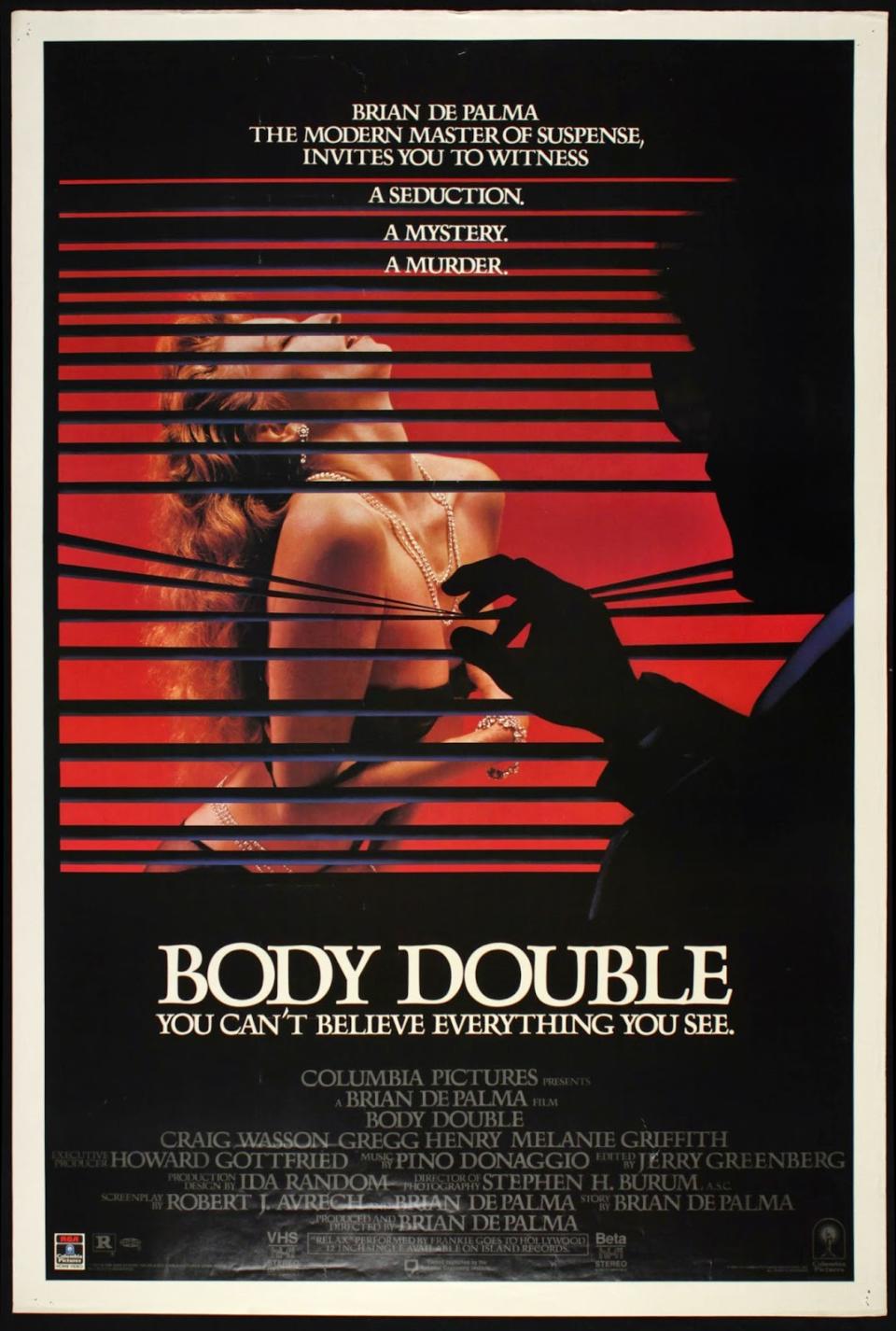 Doble de Cuerpo (1984):  La imagen nos trae a colación el inolvidable poster de Body Double, uno de los filmes más recordados de Brian De Palma en el que él mismo homenajeaba de alguna manera la obra de Alfred Hitchcock.