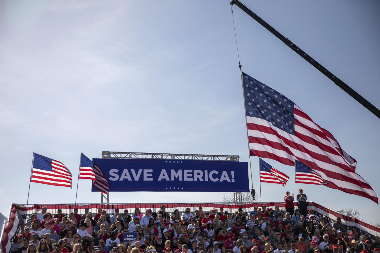 El expresidente Donald Trump sube al escenario para dirigirse a algunas mujeres republicanas durante un almuerzo en Concord, Nuevo Hampshire, el martes 27 de junio de 2023. (John Tully/The New York Times).