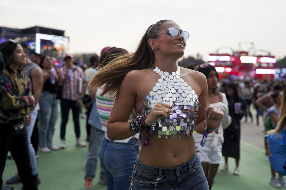 Una fan baila en el Festival Tecate Emblema en la Ciudad de México el sábado 18 de mayo de 2024. (Foto AP/Aurea Del Rosario)