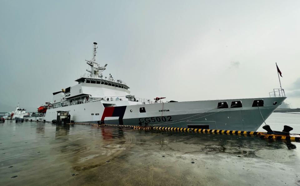 海巡署4000噸級巡防艦新竹艦，2023.8.17於八里台北港的海巡署臺北港海巡基地碼頭停泊待命，準備執行年度實彈射擊訓練。郭宏章攝