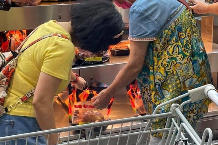 網友直擊一對大媽在好市多挑烤雞時，一人開袋另一人捏烤雞。（翻攝自臉書社團「爆廢公社公開版」）