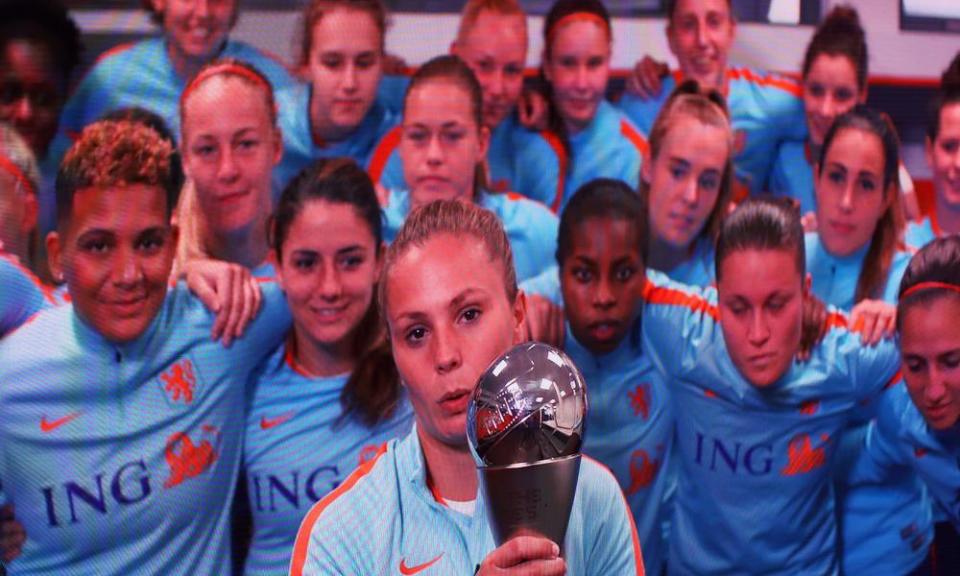 Lieke Martens, backed by the Holland squad, holds the Fifa women’s player-of-the-year trophy.