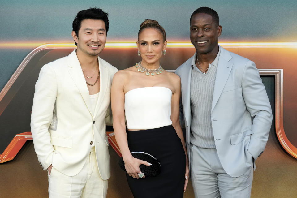 De izquierda a derecha, Simu Liu, Jennifer López y Sterling K. Brown, de la película "Atlas", posan en el estreno de la película de Netflix en el Egyptian Theatre, el lunes 20 de mayo de 2024, en Los Ángeles. (Foto AP/Chris Pizzello)