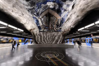 <p>La estación de Tekniska Högskolan rinde homenaje a los avances científicos con cinco poliedros regulares que representan los cinco elementos de Platón: fuego, agua, aire, tierra y éter. (Foto: Jonathan Nackstrand / AFP / Getty Images).</p> 