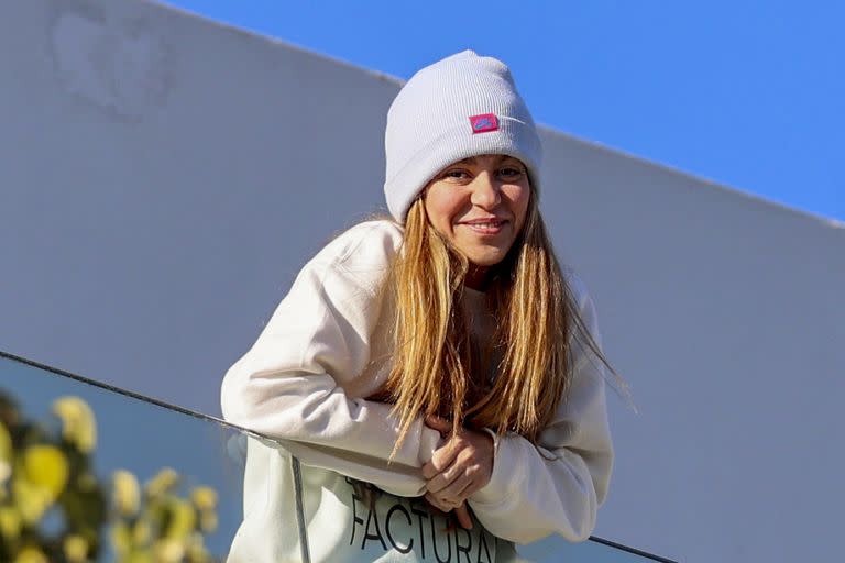 Shakira salió al balcón a saludar a sus fans y la frase de su buzo no pasó inadvertida

PREMIUM EXCLUSIVE

Barcelona, 22 january 2023

Shakira saluda desde le balcón de su casa usando una camiseta con la frase " Las Mujeres Facturan", de su mas reciente éxito con Bizzarap.