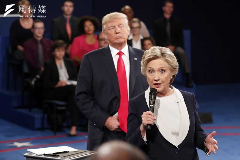 <cite>希拉蕊透露，2016年競選辯論時，川普在台上如影隨形讓她感到不舒服。（資料照，AP）</cite>